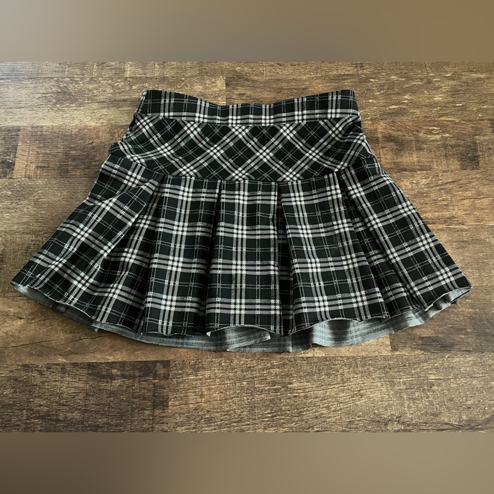 Black, Tan, and White Pleated Stretchy Waist Skirt Size Medium